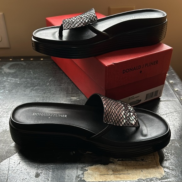 Donald J Pliner Fifi slides - Picture 2 of 10